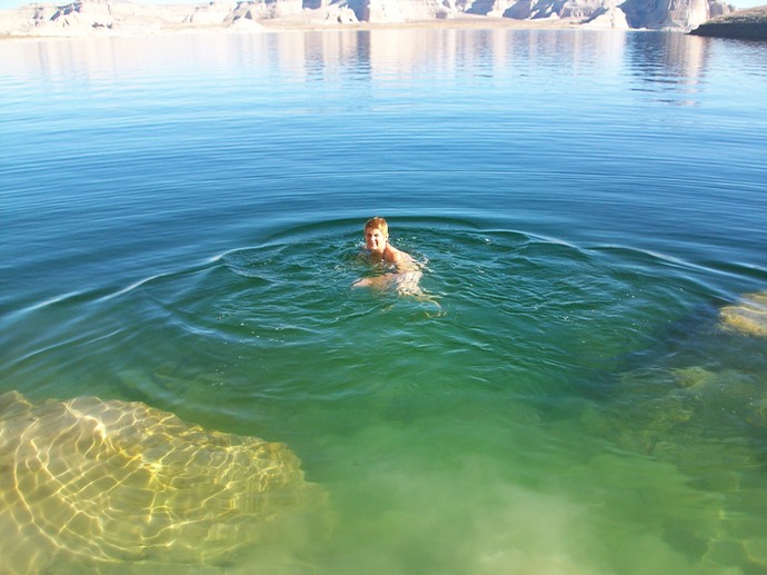 Marja zwemt in Lake Powell