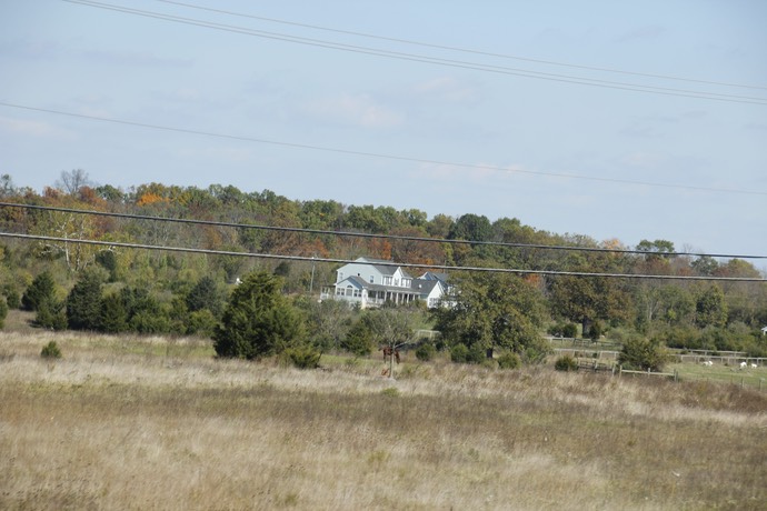 Grote huizen langs de weg