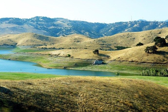 Gele heuvels onderweg naar Yosemite