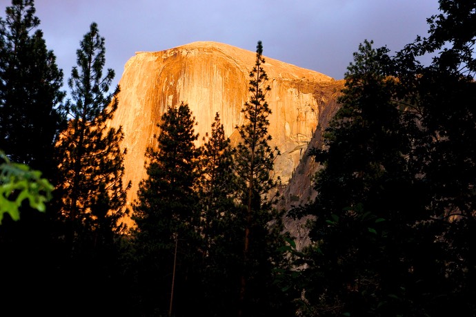 Half Dome gekleurd door ondergaande zon