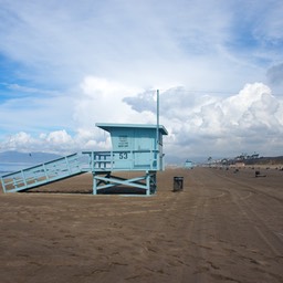 Dockweiler beach met lifeguard huisje