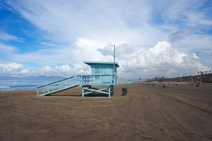 Dockweiler beach met lifeguard huisje