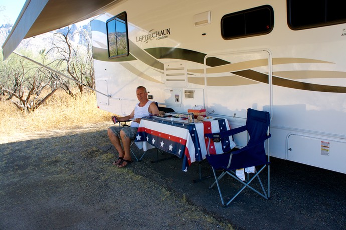 Onder de luifel voor de camper