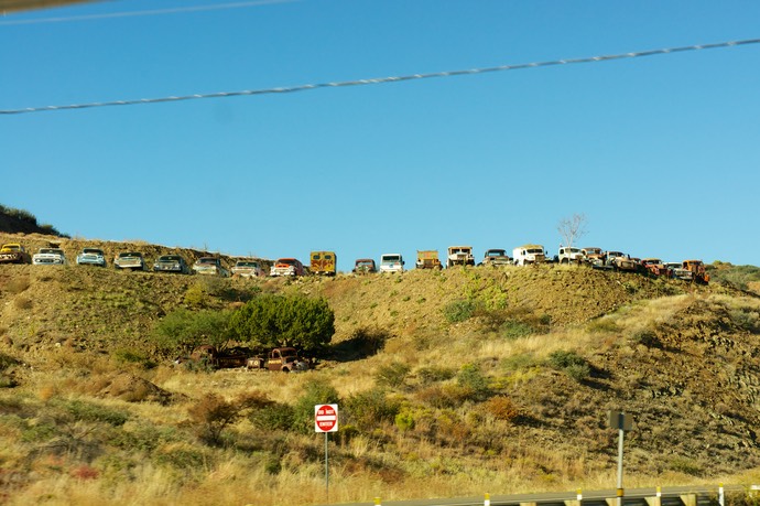 oude auto op een berg geparkeerd