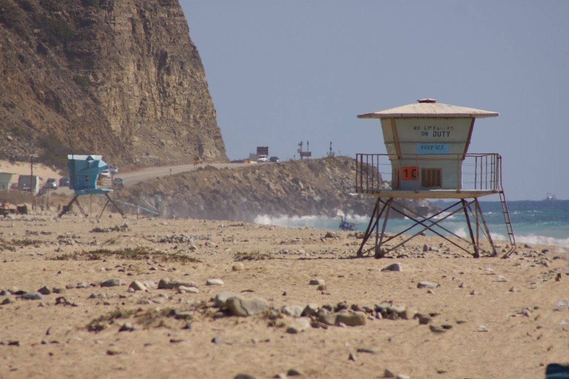 Point Mugu State beach met lifeguard post