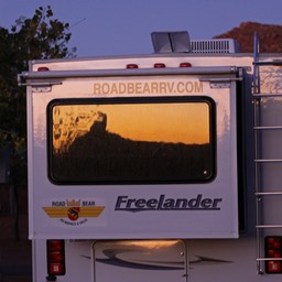 Monument Valley weerspiegeld in de camper