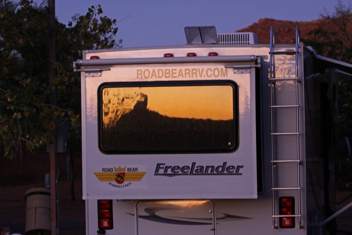 Monument Valley weerspiegeld in de camper