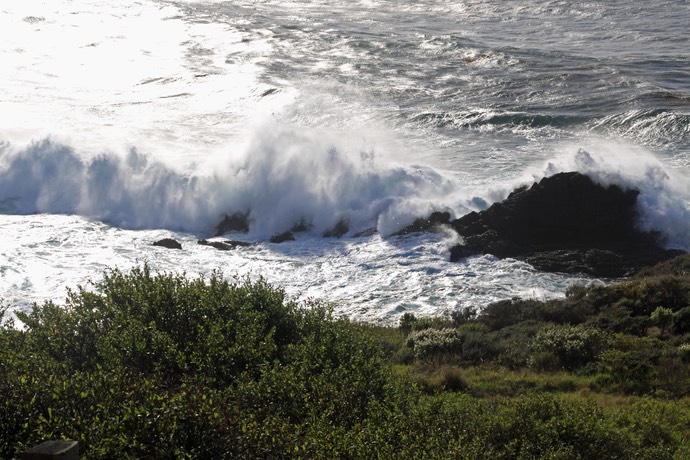 Hoge golven en harde wind langs de kust