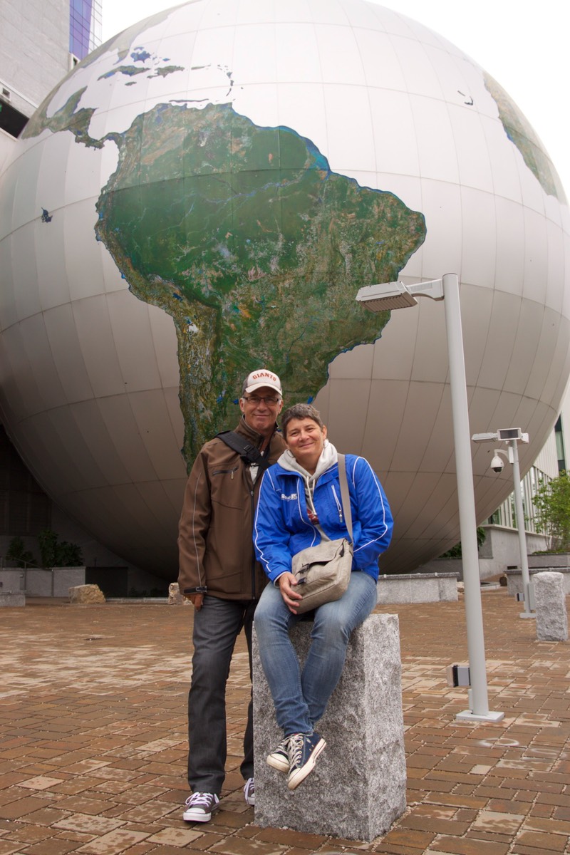 Ko en Marja voor de wereldbol bij het museum van Nature en nog iets