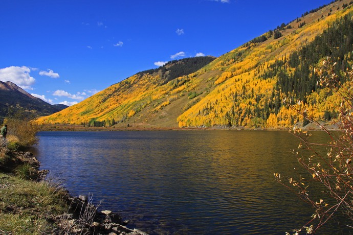 Herfstkleuren weerkaatsen in het meer