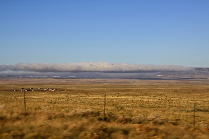 Laag hangende wolken onderweg