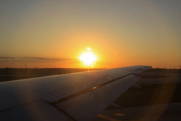 Ondergaande zon vanuit het vliegtuig